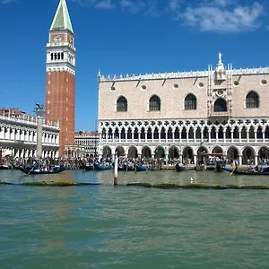 In Back To San Marco Tourist Venise